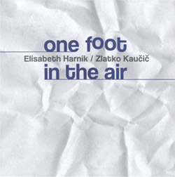 Harnik, Elisabeth / Zlatko Kaucic: One Foot in the Air (Not Two)